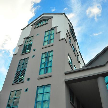 タット プレイス ホテル Kuala Belait エクステリア 写真
