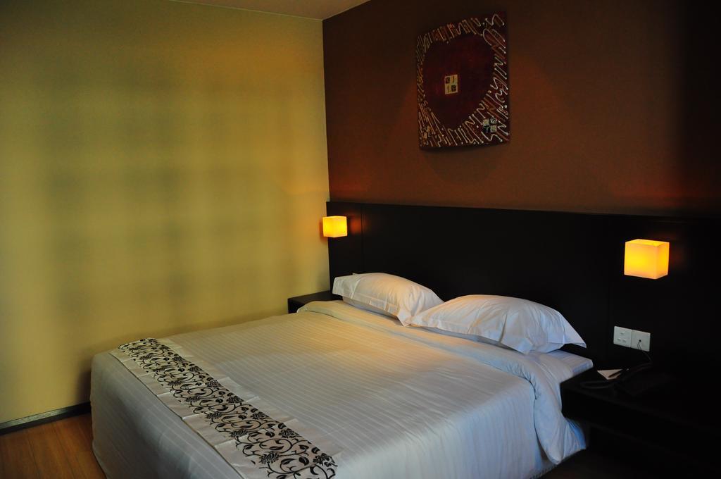 タット プレイス ホテル Kuala Belait エクステリア 写真